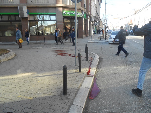 Преклао се насред улице у центру града: Прве слике језивог самоубиства у Крагујевцу (ФОТО)